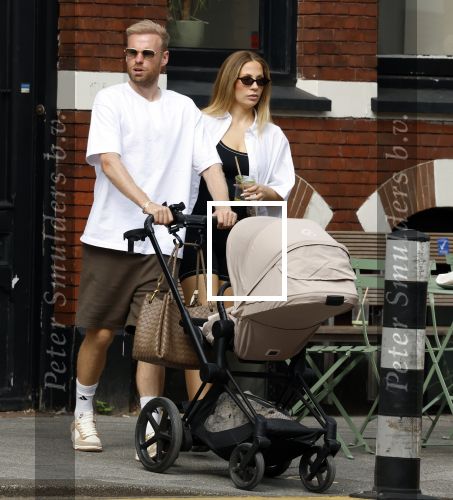 Amsterdam 26 augustus 2025
Davy Klaassen en zijn vrouw Laura achter de kinderwagen in Amsterdam zuid.