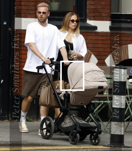 Amsterdam 26 augustus 2025
Davy Klaassen en zijn vrouw Laura achter de kinderwagen in Amsterdam zuid.