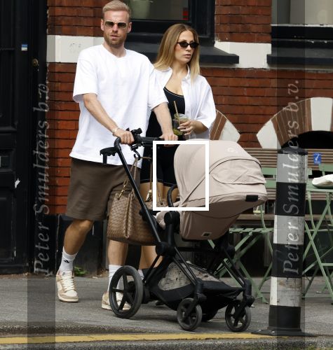 Amsterdam 26 augustus 2025
Davy Klaassen en zijn vrouw Laura achter de kinderwagen in Amsterdam zuid.