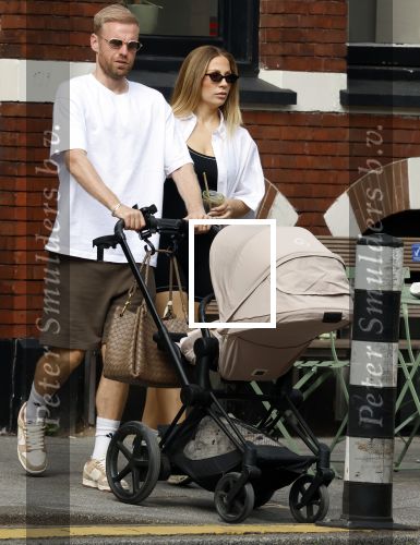 Amsterdam 26 augustus 2025
Davy Klaassen en zijn vrouw Laura achter de kinderwagen in Amsterdam zuid.