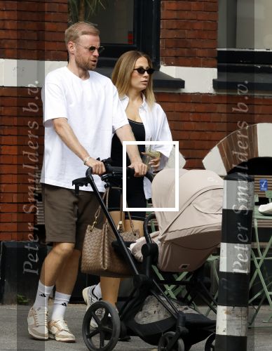 Amsterdam 26 augustus 2025
Davy Klaassen en zijn vrouw Laura achter de kinderwagen in Amsterdam zuid.