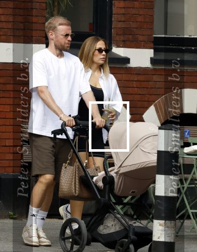 Amsterdam 26 augustus 2025
Davy Klaassen en zijn vrouw Laura achter de kinderwagen in Amsterdam zuid.