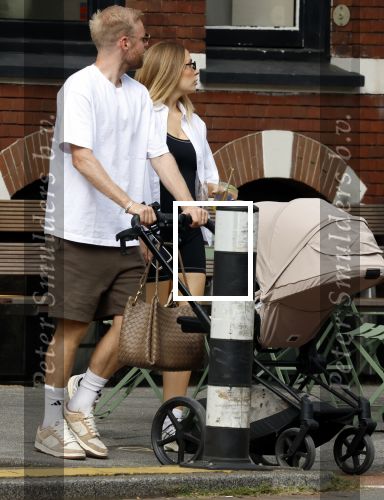 Amsterdam 26 augustus 2025
Davy Klaassen en zijn vrouw Laura achter de kinderwagen in Amsterdam zuid.
