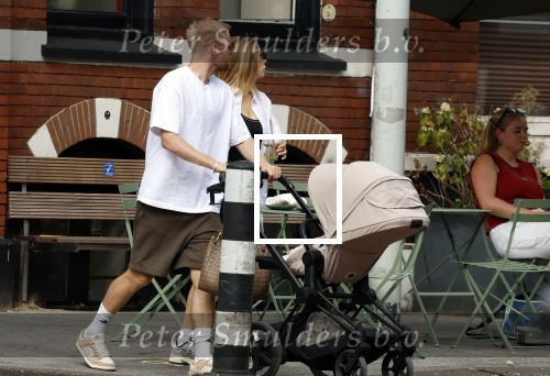 Amsterdam 26 augustus 2025
Davy Klaassen en zijn vrouw Laura achter de kinderwagen in Amsterdam zuid.