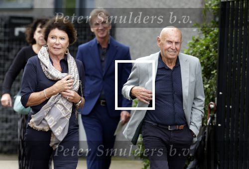 Rotterdam 20 september 2025
Crematie Gerard Cox bij crematorium de Hoeksche Waard. Eddy Treijtel met zijn vrouw