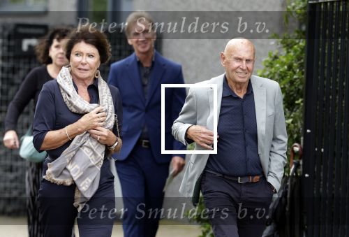 Rotterdam 20 september 2025
Crematie Gerard Cox bij crematorium de Hoeksche Waard. Eddy Treijtel met zijn vrouw
