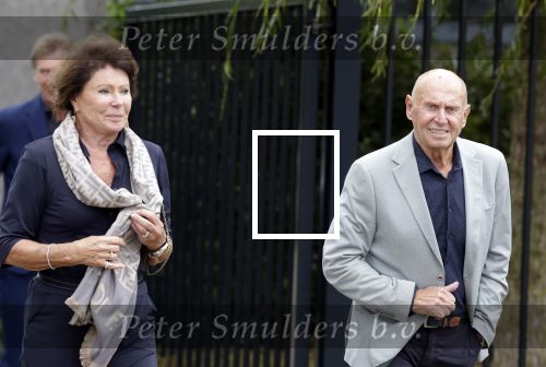 Rotterdam 20 september 2025
Crematie Gerard Cox bij crematorium de Hoeksche Waard. Eddy Treijtel met zijn vrouw