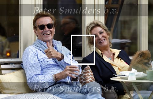 Amsterdam 2 september 2025
Frank Jansen met goede vriendin Gwenny op terras.