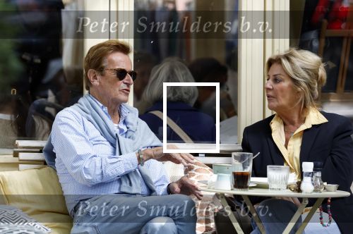 Amsterdam 2 september 2025
Frank Jansen met goede vriendin Gwenny op terras.
