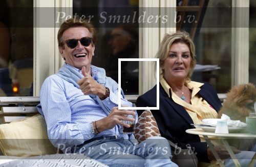 Amsterdam 2 september 2025
Frank Jansen met goede vriendin Gwenny op terras.