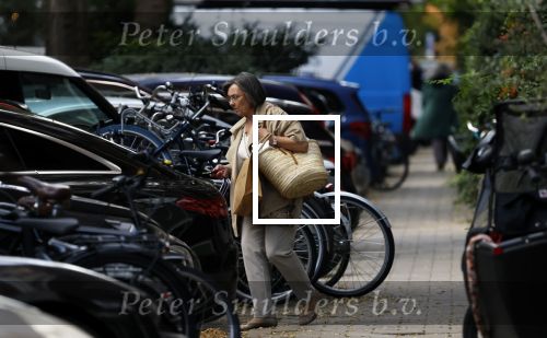 Amsterdam 30 september 2025
Gerdi Verbeet winkelt op de cornelis schuytstraat
