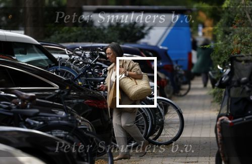 Amsterdam 30 september 2025
Gerdi Verbeet winkelt op de cornelis schuytstraat