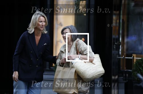 Amsterdam 30 september 2025
Gerdi Verbeet winkelt op de cornelis schuytstraat