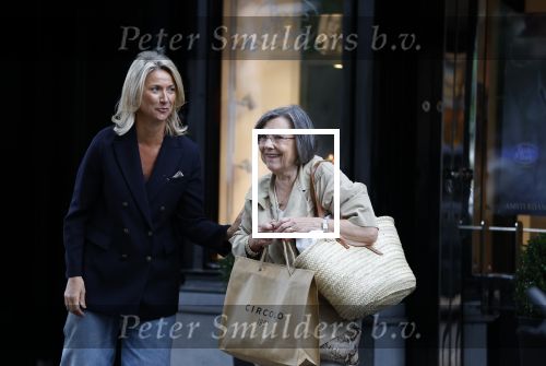 Amsterdam 30 september 2025
Gerdi Verbeet winkelt op de cornelis schuytstraat