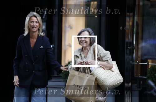 Amsterdam 30 september 2025
Gerdi Verbeet winkelt op de cornelis schuytstraat