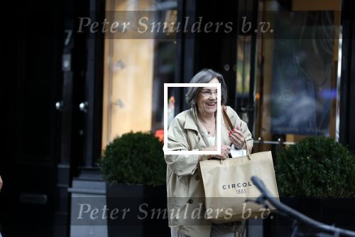 Amsterdam 30 september 2025
Gerdi Verbeet winkelt op de cornelis schuytstraat