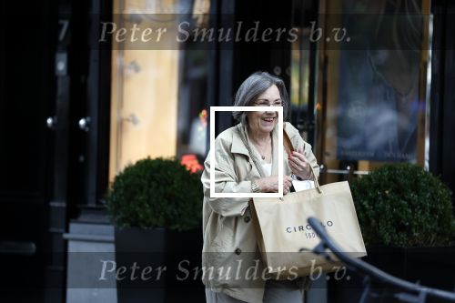Amsterdam 30 september 2025
Gerdi Verbeet winkelt op de cornelis schuytstraat