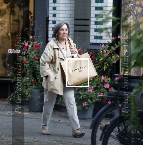 Amsterdam 30 september 2025
Gerdi Verbeet winkelt op de cornelis schuytstraat