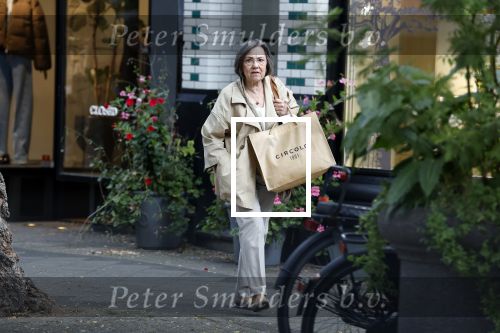 Amsterdam 30 september 2025
Gerdi Verbeet winkelt op de cornelis schuytstraat