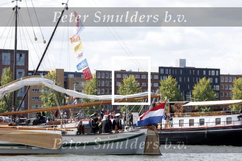 Amsterdam 24 augustus 202
Prins Maurits en Prinses MarilÃ¨ne hebben drie kinderen: Anna (geboren in 2001), Lucas (geboren in 2002), en Felicia (geboren in 2005). Hun volledige achternaam is Van Lippe-Biesterfeld van Vollenhoven . Prins Maurits neemt met zijn gezin de Vlootschouw af tijdens de laatste dag van Sail. Ze varen met de Groene Draeck.