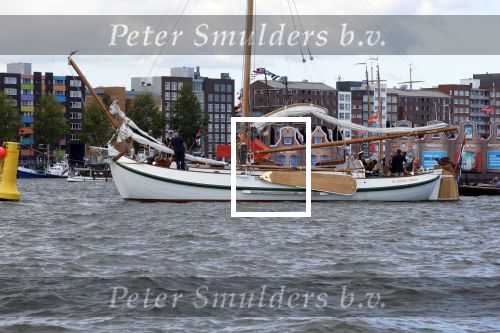 Amsterdam 24 augustus 202
Prins Maurits en Prinses MarilÃ¨ne hebben drie kinderen: Anna (geboren in 2001), Lucas (geboren in 2002), en Felicia (geboren in 2005). Hun volledige achternaam is Van Lippe-Biesterfeld van Vollenhoven . Prins Maurits neemt met zijn gezin de Vlootschouw af tijdens de laatste dag van Sail. Ze varen met de Groene Draeck.
