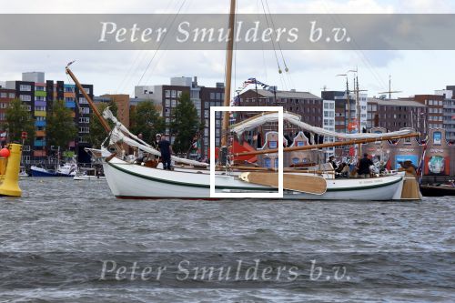 Amsterdam 24 augustus 202
Prins Maurits en Prinses MarilÃ¨ne hebben drie kinderen: Anna (geboren in 2001), Lucas (geboren in 2002), en Felicia (geboren in 2005). Hun volledige achternaam is Van Lippe-Biesterfeld van Vollenhoven . Prins Maurits neemt met zijn gezin de Vlootschouw af tijdens de laatste dag van Sail. Ze varen met de Groene Draeck.