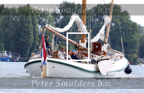 Amsterdam 24 augustus 202
Prins Maurits en Prinses MarilÃ¨ne hebben drie kinderen: Anna (geboren in 2001), Lucas (geboren in 2002), en Felicia (geboren in 2005). Hun volledige achternaam is Van Lippe-Biesterfeld van Vollenhoven . Prins Maurits neemt met zijn gezin de Vlootschouw af tijdens de laatste dag van Sail. Ze varen met de Groene Draeck.