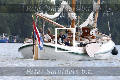 Amsterdam 24 augustus 202
Prins Maurits en Prinses MarilÃ¨ne hebben drie kinderen: Anna (geboren in 2001), Lucas (geboren in 2002), en Felicia (geboren in 2005). Hun volledige achternaam is Van Lippe-Biesterfeld van Vollenhoven . Prins Maurits neemt met zijn gezin de Vlootschouw af tijdens de laatste dag van Sail. Ze varen met de Groene Draeck.