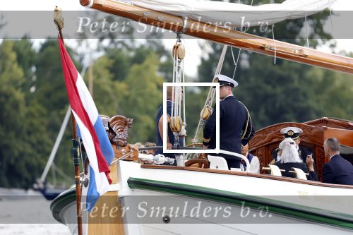 Amsterdam 24 augustus 202
Prins Maurits en Prinses MarilÃ¨ne hebben drie kinderen: Anna (geboren in 2001), Lucas (geboren in 2002), en Felicia (geboren in 2005). Hun volledige achternaam is Van Lippe-Biesterfeld van Vollenhoven . Prins Maurits neemt met zijn gezin de Vlootschouw af tijdens de laatste dag van Sail. Ze varen met de Groene Draeck.