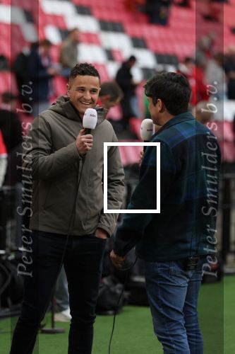 Eindhoven, 30 maart 2025 voor aanvang van PSV-AJAX met een eindstand 0-2Ibrahim Afellay in gesprek met Jeroen Stekelburg