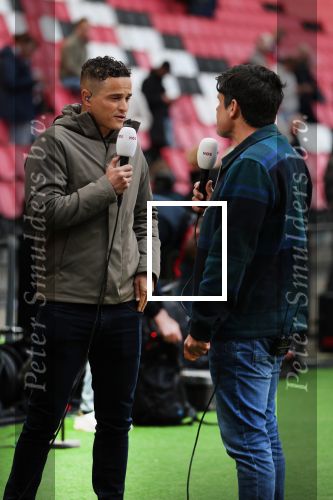 Eindhoven, 30 maart 2025 voor aanvang van PSV-AJAX met een eindstand 0-2Ibrahim Afellay in gesprek met Jeroen Stekelburg