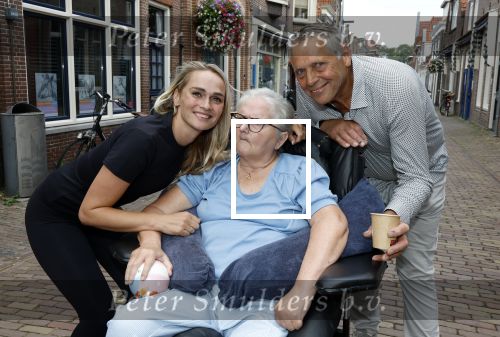 Enkhuizen 30 augustus 2025
Irene Schouten opent met haar compagnon Susan Bakker de tweede RFRMR  .RFRMR is een pilates studio . Irene Schouten met haar moeder en vader