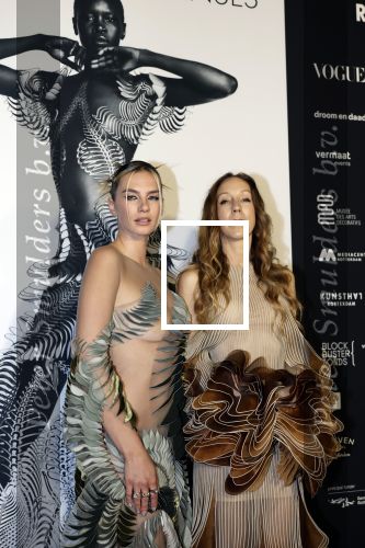 Rotterdam 27 september 2025
Opening show Iris v Herpen in de kunsthal in Rotterdam. 
Iris v Herpen en Zangeres Maan  Zangeres Maan van Steenwinkel