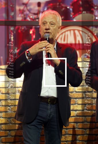 Tilburg 29 september 2025
Buma prijzen worden uitgereikt in 013 in Tilburg . Andre v Duin krijgt ouevre Award uit handen van Jan Rietman . Andre kwam met partner Fernando Reyes.