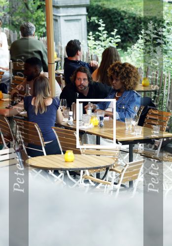 Amsterdam 26 augustus 2025
Premiere over de Grens in het vondelpark . De cast bestaat uit Manuel Broekman Jasmine Sendar Nienke Plas Vincent Banic en Elisabeth Puglia.