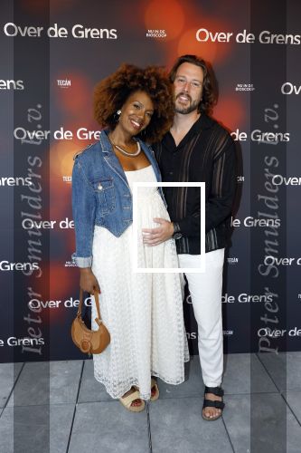 Amsterdam 26 augustus 2025
Premiere over de Grens in het vondelpark . De cast bestaat uit Manuel Broekman Jasmine Sendar Nienke Plas Vincent Banic en Elisabeth Puglia. Jasmine Sendar Zwanger . Ze kwam met partner Justin