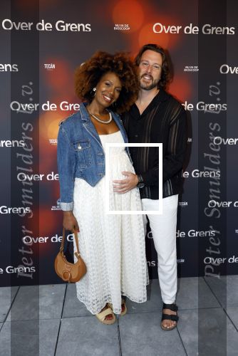 Amsterdam 26 augustus 2025
Premiere over de Grens in het vondelpark . De cast bestaat uit Manuel Broekman Jasmine Sendar Nienke Plas Vincent Banic en Elisabeth Puglia. Jasmine Sendar Zwanger . Ze kwam met partner Justin