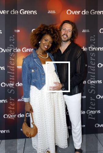Amsterdam 26 augustus 2025
Premiere over de Grens in het vondelpark . De cast bestaat uit Manuel Broekman Jasmine Sendar Nienke Plas Vincent Banic en Elisabeth Puglia. Jasmine Sendar Zwanger . Ze kwam met partner Justin