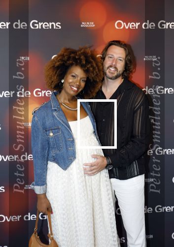 Amsterdam 26 augustus 2025
Premiere over de Grens in het vondelpark . De cast bestaat uit Manuel Broekman Jasmine Sendar Nienke Plas Vincent Banic en Elisabeth Puglia. Jasmine Sendar Zwanger . Ze kwam met partner Justin