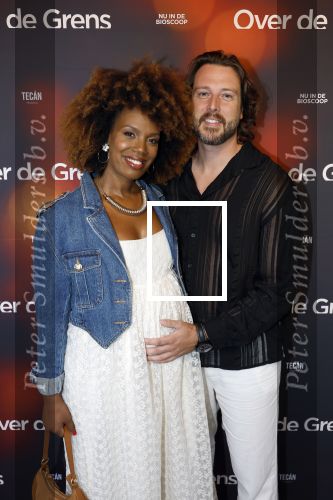 Amsterdam 26 augustus 2025
Premiere over de Grens in het vondelpark . De cast bestaat uit Manuel Broekman Jasmine Sendar Nienke Plas Vincent Banic en Elisabeth Puglia. Jasmine Sendar Zwanger . Ze kwam met partner Justin
