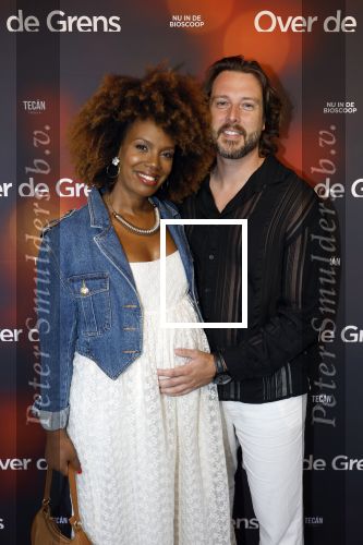 Amsterdam 26 augustus 2025
Premiere over de Grens in het vondelpark . De cast bestaat uit Manuel Broekman Jasmine Sendar Nienke Plas Vincent Banic en Elisabeth Puglia. Jasmine Sendar Zwanger . Ze kwam met partner Justin