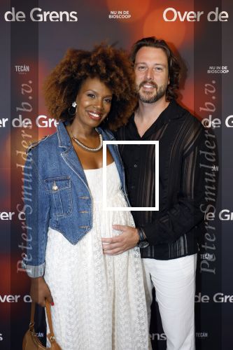 Amsterdam 26 augustus 2025
Premiere over de Grens in het vondelpark . De cast bestaat uit Manuel Broekman Jasmine Sendar Nienke Plas Vincent Banic en Elisabeth Puglia. Jasmine Sendar Zwanger . Ze kwam met partner Justin