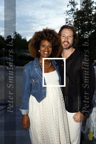Amsterdam 26 augustus 2025
Premiere over de Grens in het vondelpark . De cast bestaat uit Manuel Broekman Jasmine Sendar Nienke Plas Vincent Banic en Elisabeth Puglia. Jasmine Sendar Zwanger . Ze kwam met partner Justin