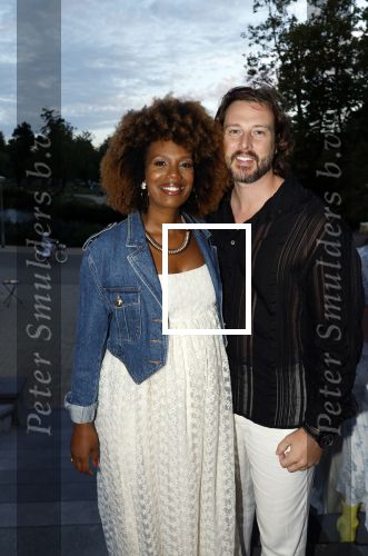 Amsterdam 26 augustus 2025
Premiere over de Grens in het vondelpark . De cast bestaat uit Manuel Broekman Jasmine Sendar Nienke Plas Vincent Banic en Elisabeth Puglia. Jasmine Sendar Zwanger . Ze kwam met partner Justin