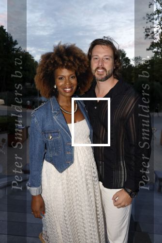 Amsterdam 26 augustus 2025
Premiere over de Grens in het vondelpark . De cast bestaat uit Manuel Broekman Jasmine Sendar Nienke Plas Vincent Banic en Elisabeth Puglia. Jasmine Sendar Zwanger . Ze kwam met partner Justin
