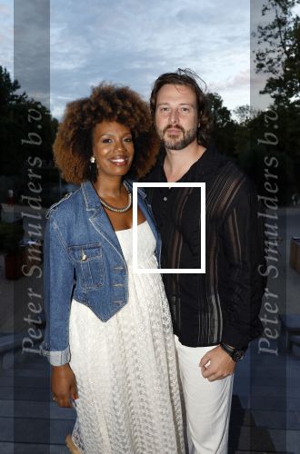 Amsterdam 26 augustus 2025
Premiere over de Grens in het vondelpark . De cast bestaat uit Manuel Broekman Jasmine Sendar Nienke Plas Vincent Banic en Elisabeth Puglia. Jasmine Sendar Zwanger . Ze kwam met partner Justin