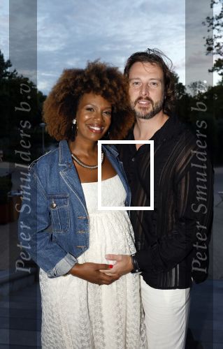 Amsterdam 26 augustus 2025
Premiere over de Grens in het vondelpark . De cast bestaat uit Manuel Broekman Jasmine Sendar Nienke Plas Vincent Banic en Elisabeth Puglia. Jasmine Sendar Zwanger . Ze kwam met partner Justin