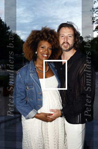 Amsterdam 26 augustus 2025
Premiere over de Grens in het vondelpark . De cast bestaat uit Manuel Broekman Jasmine Sendar Nienke Plas Vincent Banic en Elisabeth Puglia. Jasmine Sendar Zwanger . Ze kwam met partner Justin