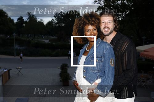 Amsterdam 26 augustus 2025
Premiere over de Grens in het vondelpark . De cast bestaat uit Manuel Broekman Jasmine Sendar Nienke Plas Vincent Banic en Elisabeth Puglia. Jasmine Sendar Zwanger . Ze kwam met partner Justin