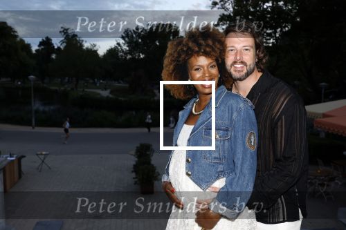 Amsterdam 26 augustus 2025
Premiere over de Grens in het vondelpark . De cast bestaat uit Manuel Broekman Jasmine Sendar Nienke Plas Vincent Banic en Elisabeth Puglia. Jasmine Sendar Zwanger . Ze kwam met partner Justin